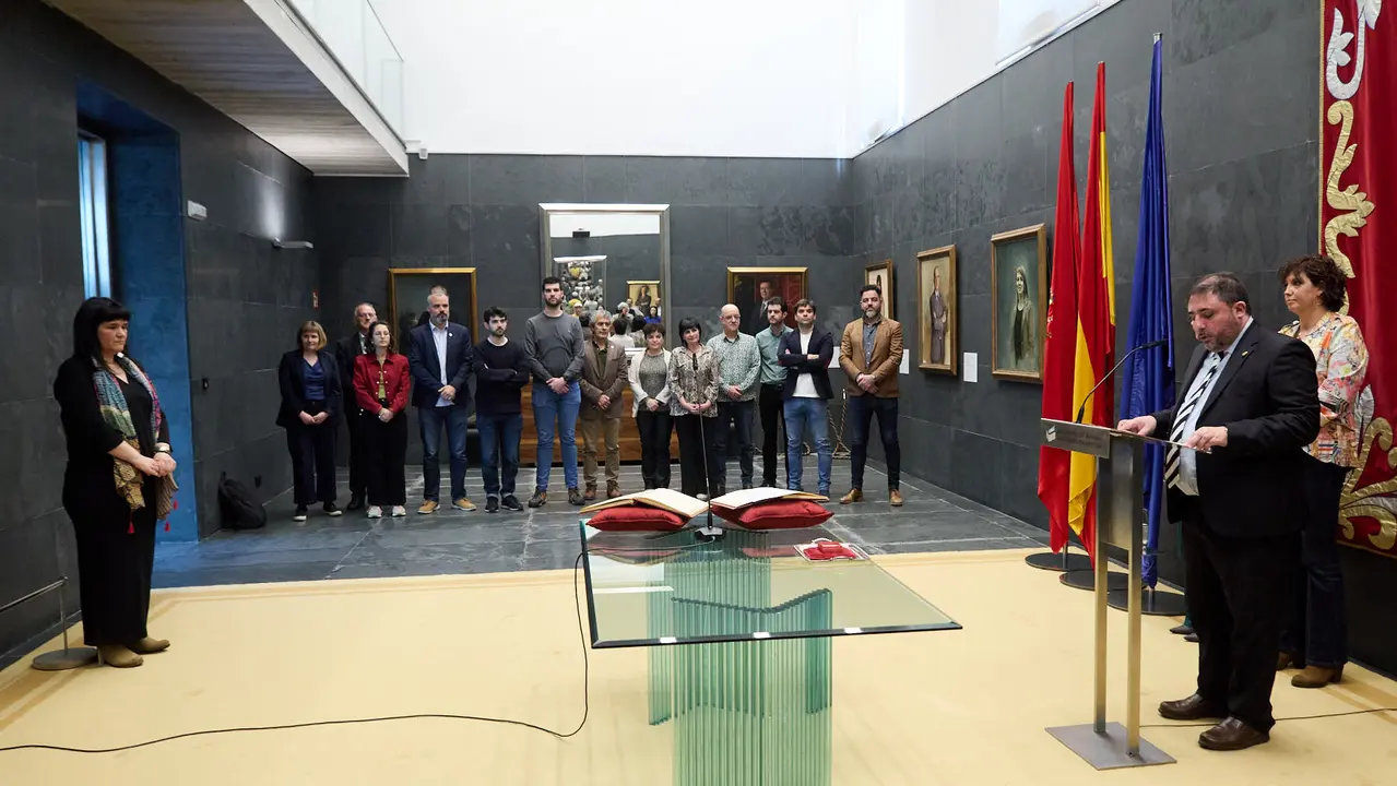 Toma de posesión de Oihana Gallo San Román como nueva parlamentaria foral de EH Bildu tras la renuncia de Arantza Izurdiaga. IÑIGO ALZUGARAY