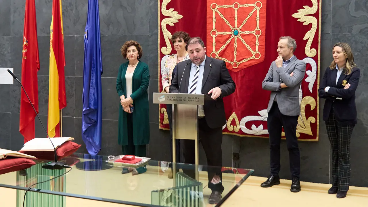 Toma de posesión de Oihana Gallo San Román como nueva parlamentaria foral de EH Bildu tras la renuncia de Arantza Izurdiaga. IÑIGO ALZUGARAY