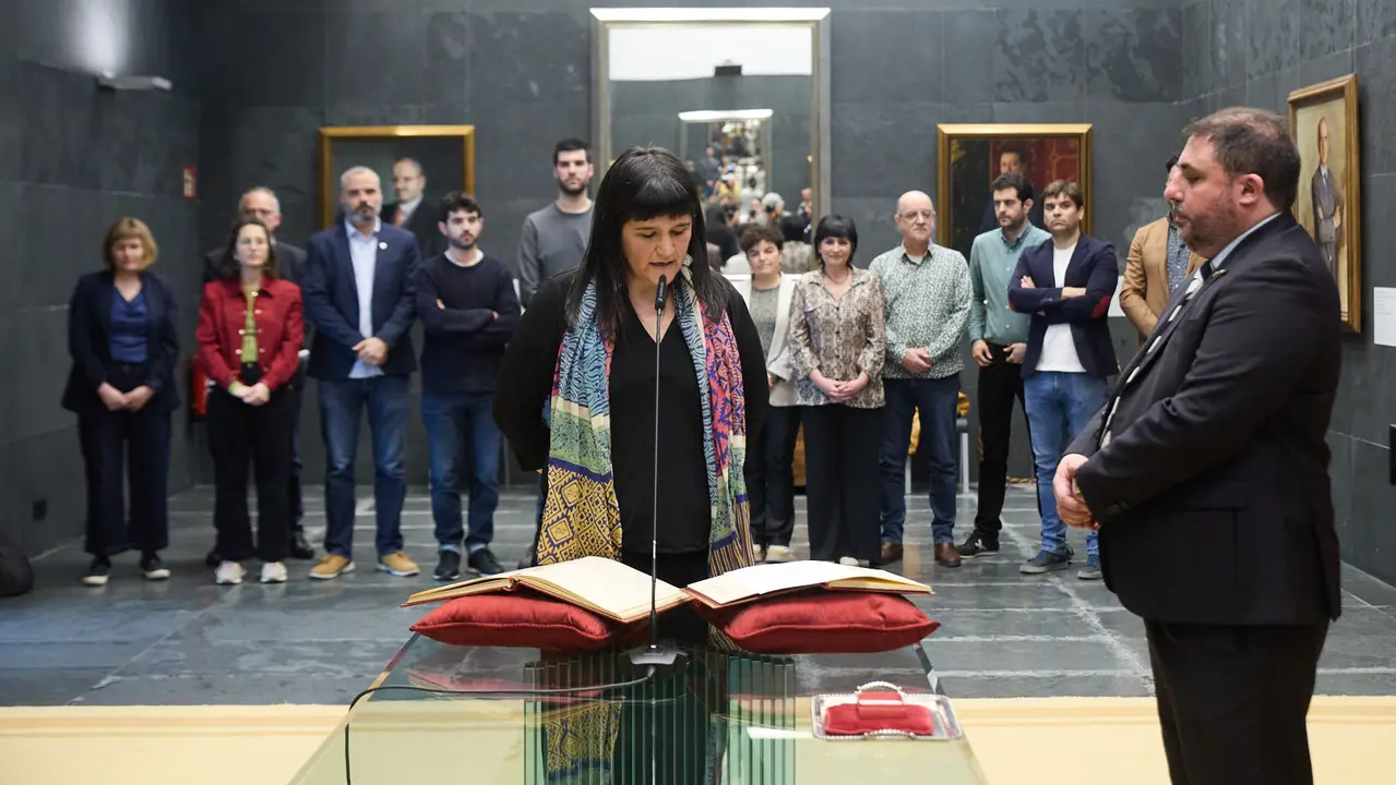 Toma de posesión de Oihana Gallo San Román como nueva parlamentaria foral de EH Bildu tras la renuncia de Arantza Izurdiaga. IÑIGO ALZUGARAY