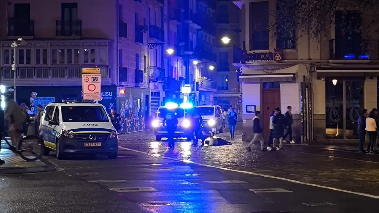La Polic&iacute;a Municipal durante una intervenci&oacute;n de noche en Pamplona. NAVARRA.COM