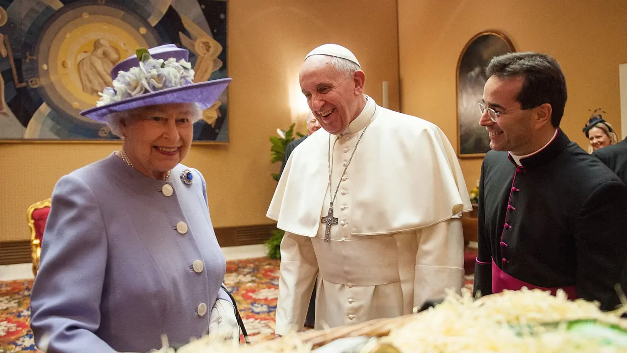 El Papa Francisco junto a la Reina Isabel II en 2014. Vandeville Eric / ABACA / Zuma Press / ContactoPhoto