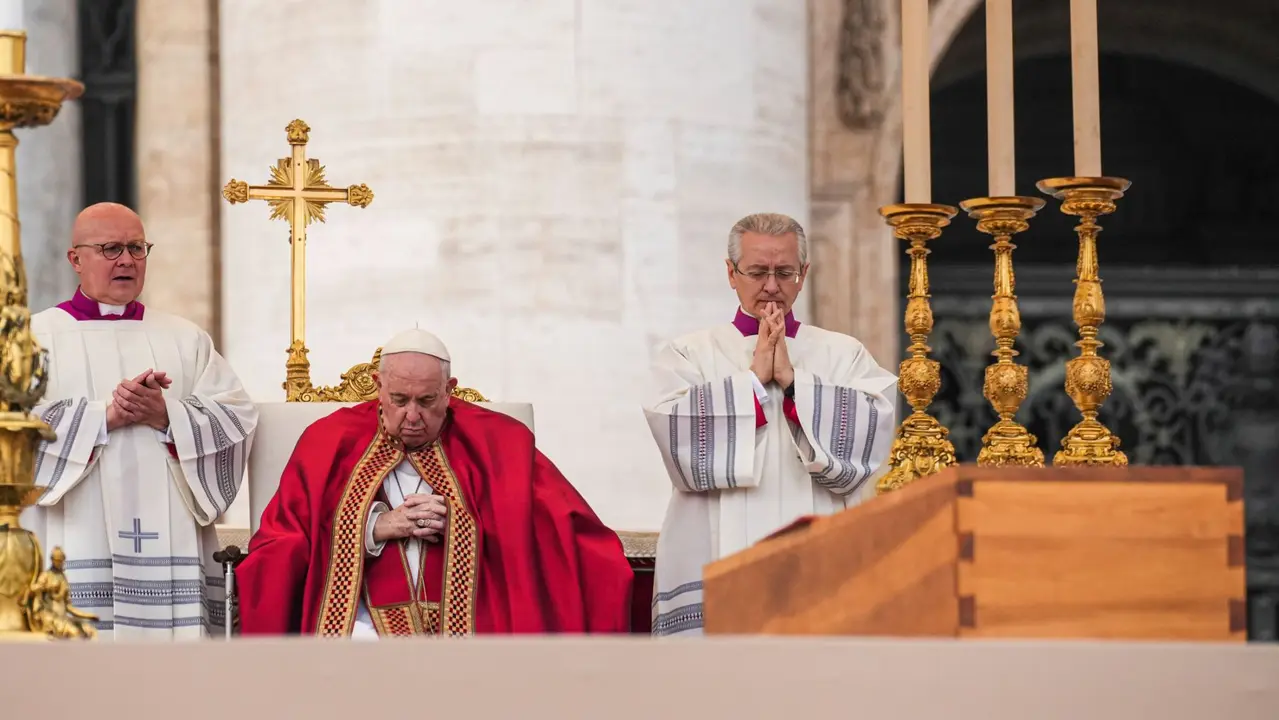 El Papa Francisco en el funeral de Benedicto XVI. Stefano Costantino / Zuma Press / ContactoPhoto