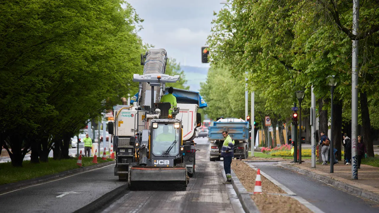 Obras de asfaltado en la avenida de Pío XII de Pamplona. IÑIGO ALZUGARAY