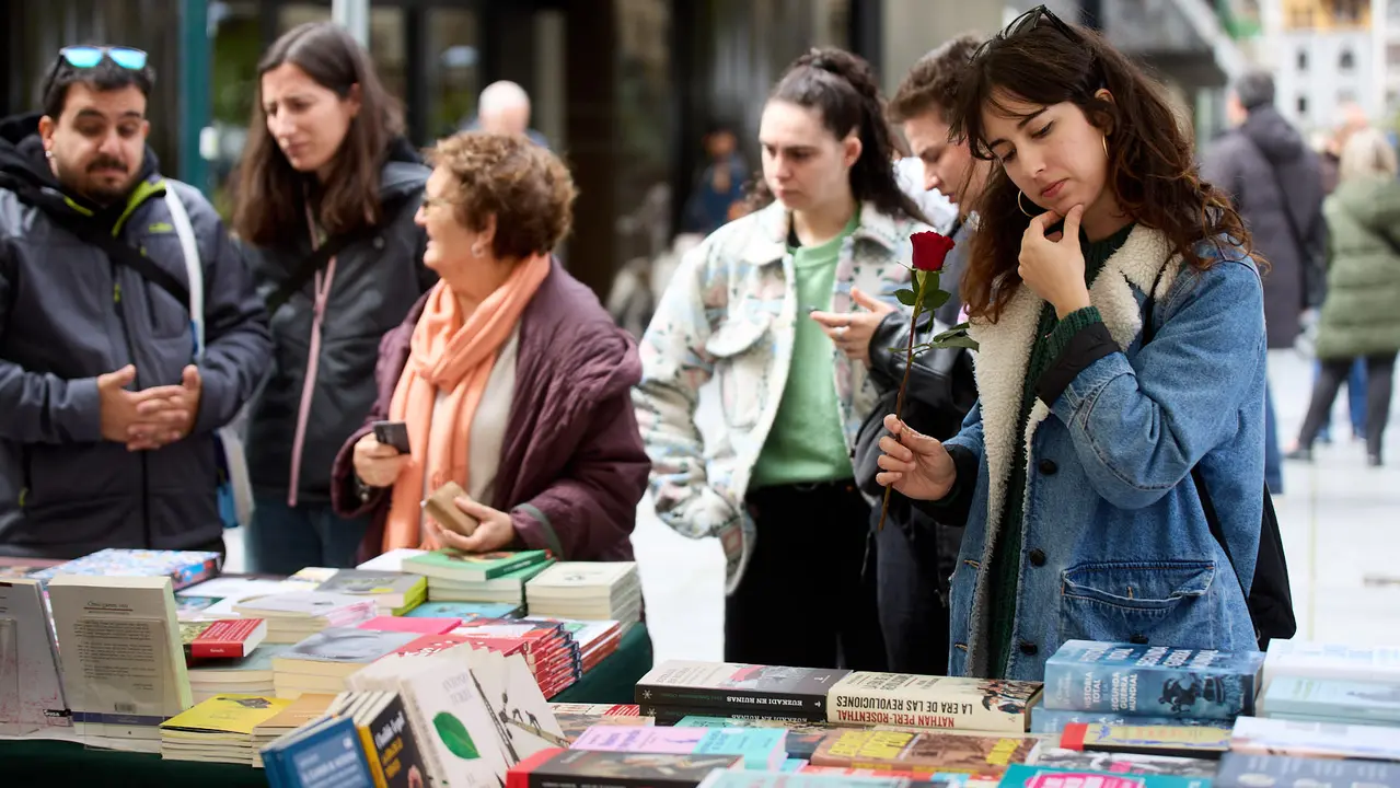 Feria del libro en la avenida Carlos III de Pamplona organizada con motivo del Día Internacional del Libro. IÑIGO ALZUGARAY