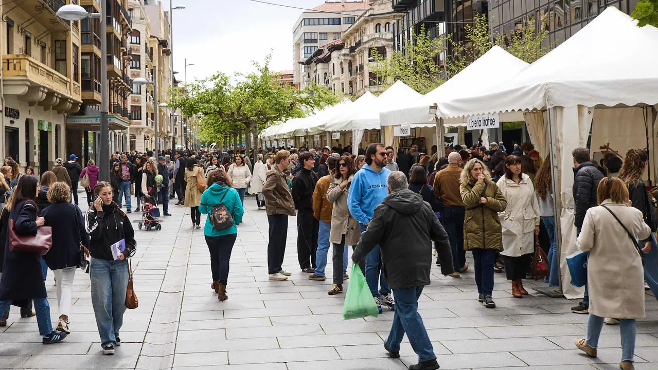 Feria del libro en la avenida Carlos III de Pamplona organizada con motivo del Día Internacional del Libro. IÑIGO ALZUGARAY