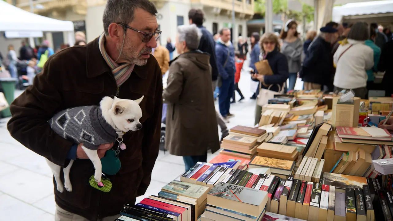 Feria del libro en la avenida Carlos III de Pamplona organizada con motivo del Día Internacional del Libro. IÑIGO ALZUGARAY