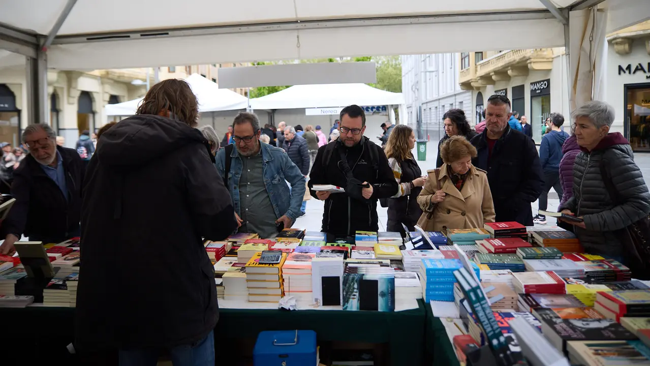 Feria del libro en la avenida Carlos III de Pamplona organizada con motivo del Día Internacional del Libro. IÑIGO ALZUGARAY