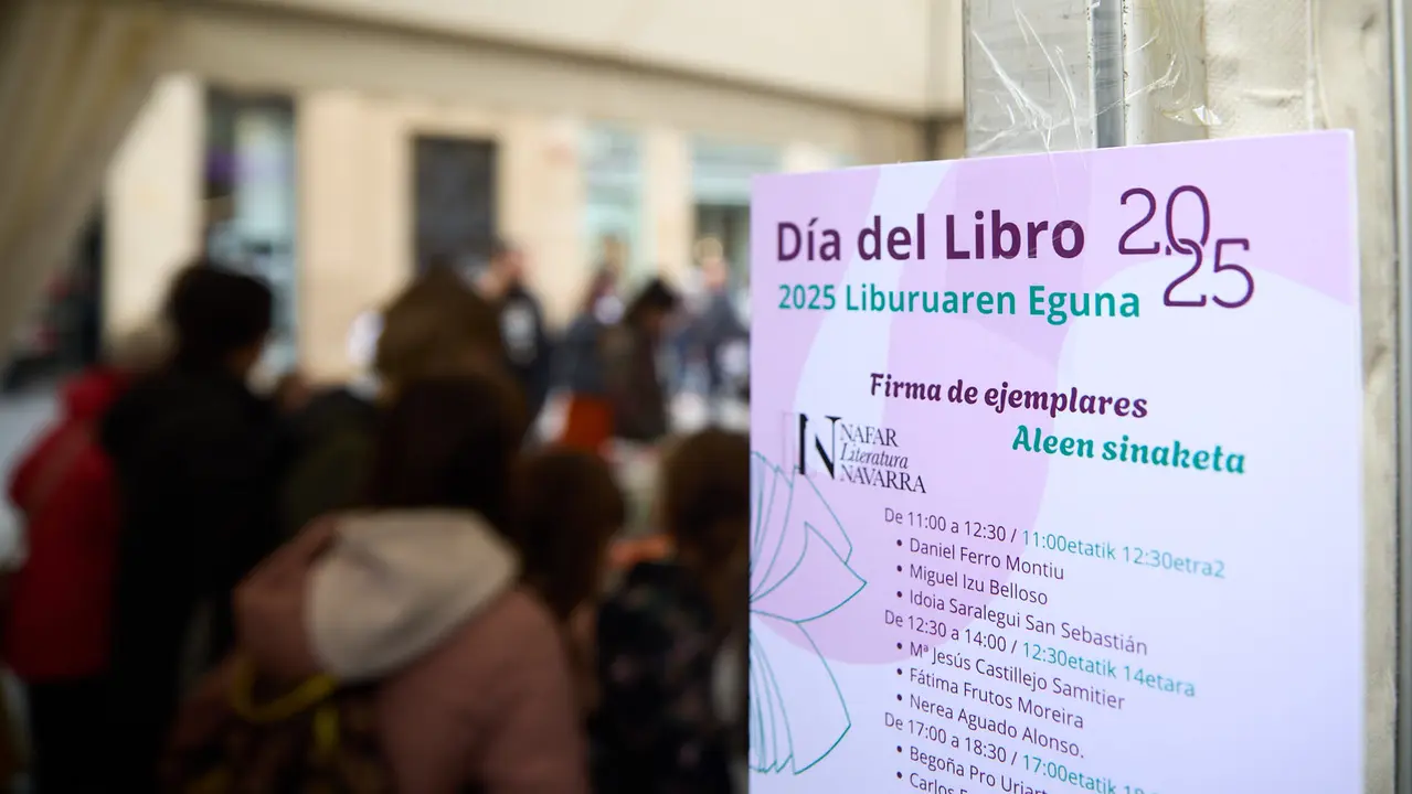 Feria del libro en la avenida Carlos III de Pamplona organizada con motivo del Día Internacional del Libro. IÑIGO ALZUGARAY