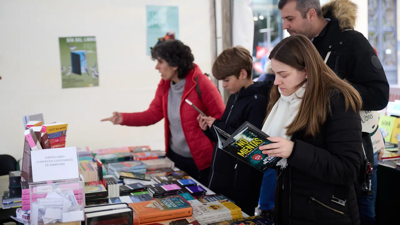 Feria del libro en la avenida Carlos III de Pamplona organizada con motivo del Día Internacional del Libro. IÑIGO ALZUGARAY
