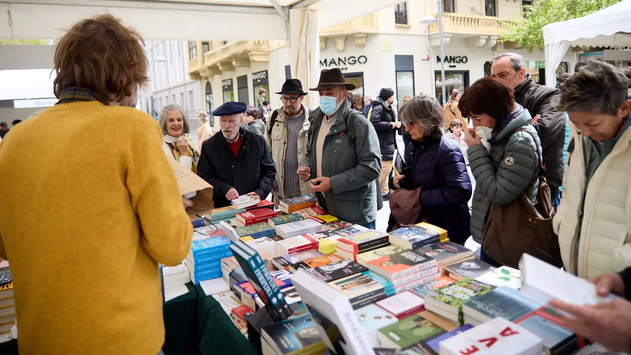 Feria del libro en la avenida Carlos III de Pamplona organizada con motivo del Día Internacional del Libro. IÑIGO ALZUGARAY