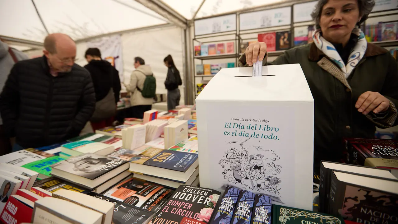 Feria del libro en la avenida Carlos III de Pamplona organizada con motivo del Día Internacional del Libro. IÑIGO ALZUGARAY