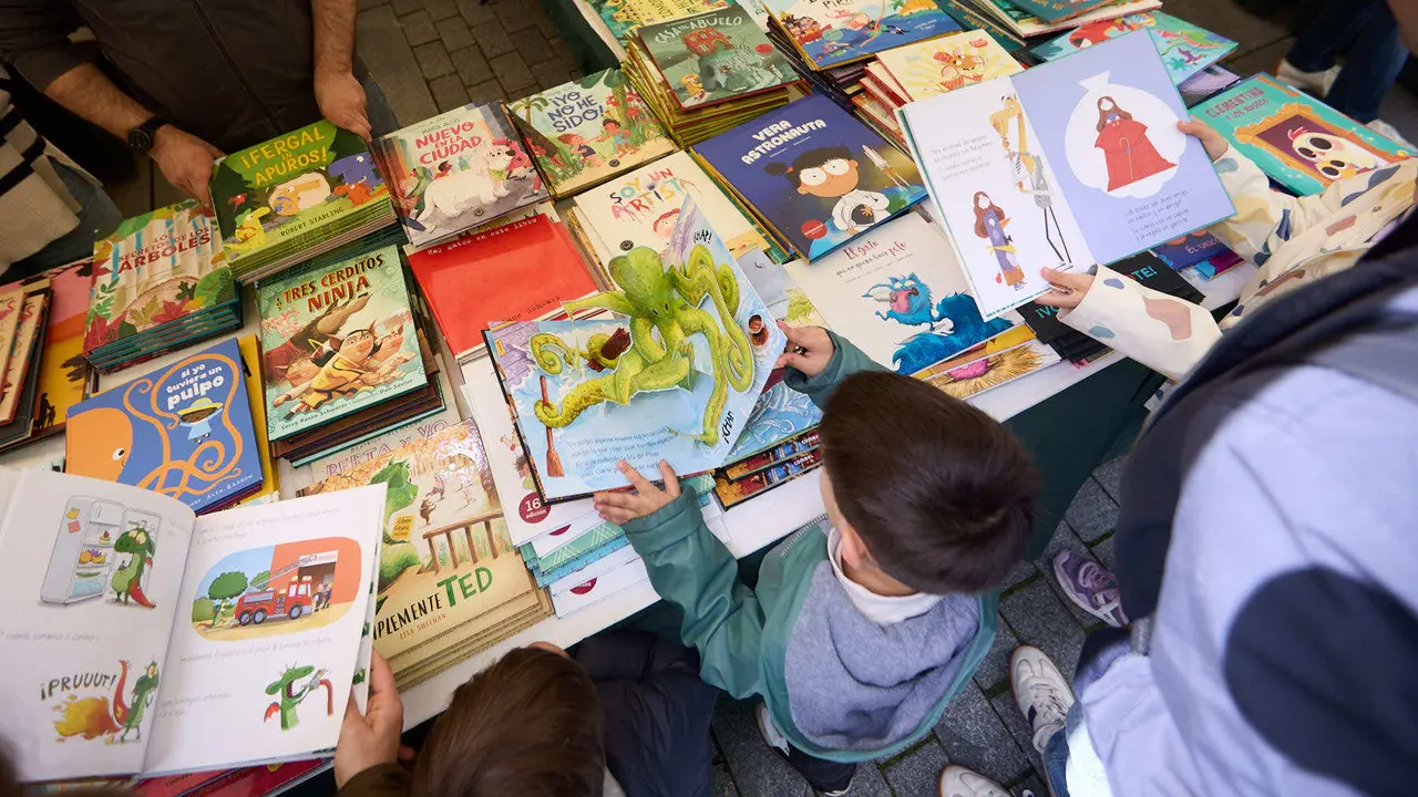 Feria del libro en la avenida Carlos III de Pamplona organizada con motivo del Día Internacional del Libro. IÑIGO ALZUGARAY