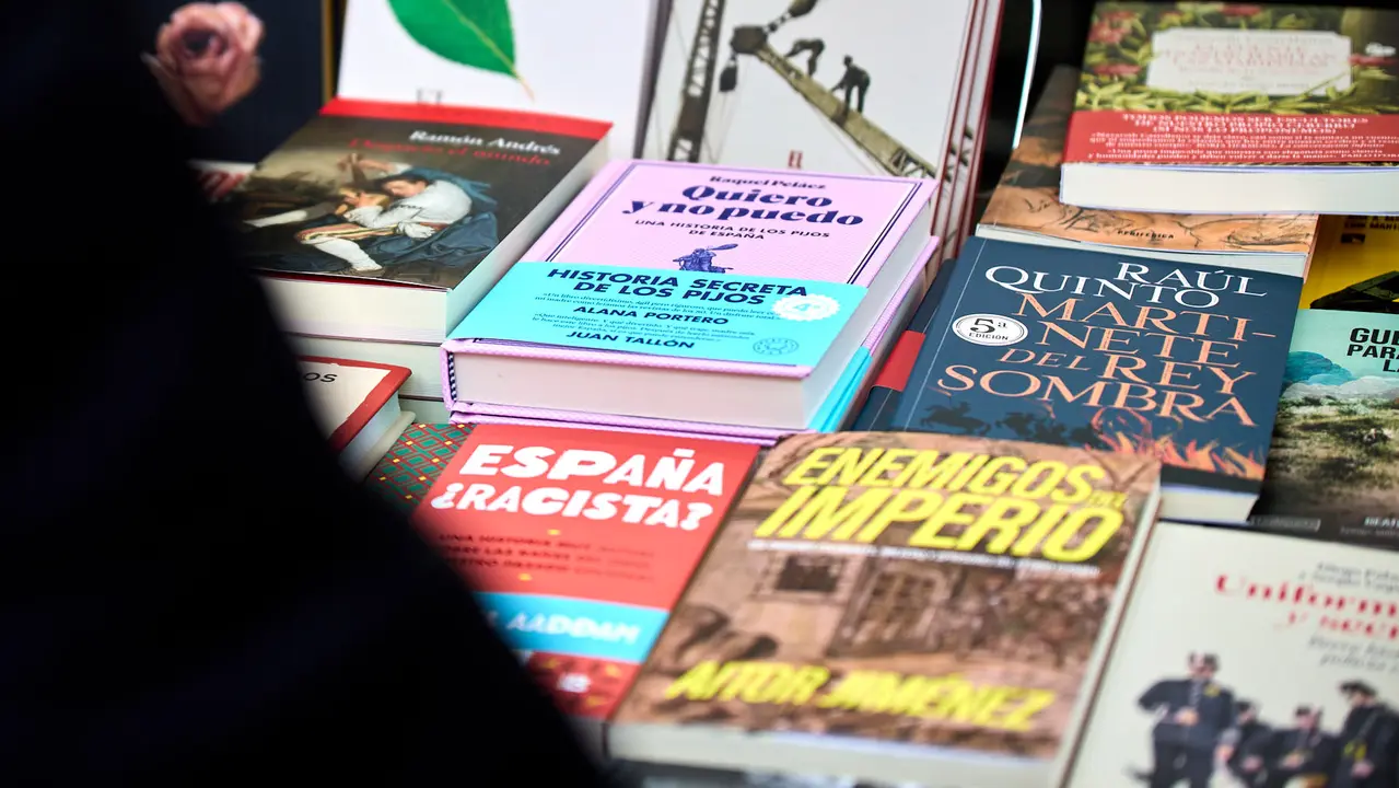Feria del libro en la avenida Carlos III de Pamplona organizada con motivo del Día Internacional del Libro. IÑIGO ALZUGARAY