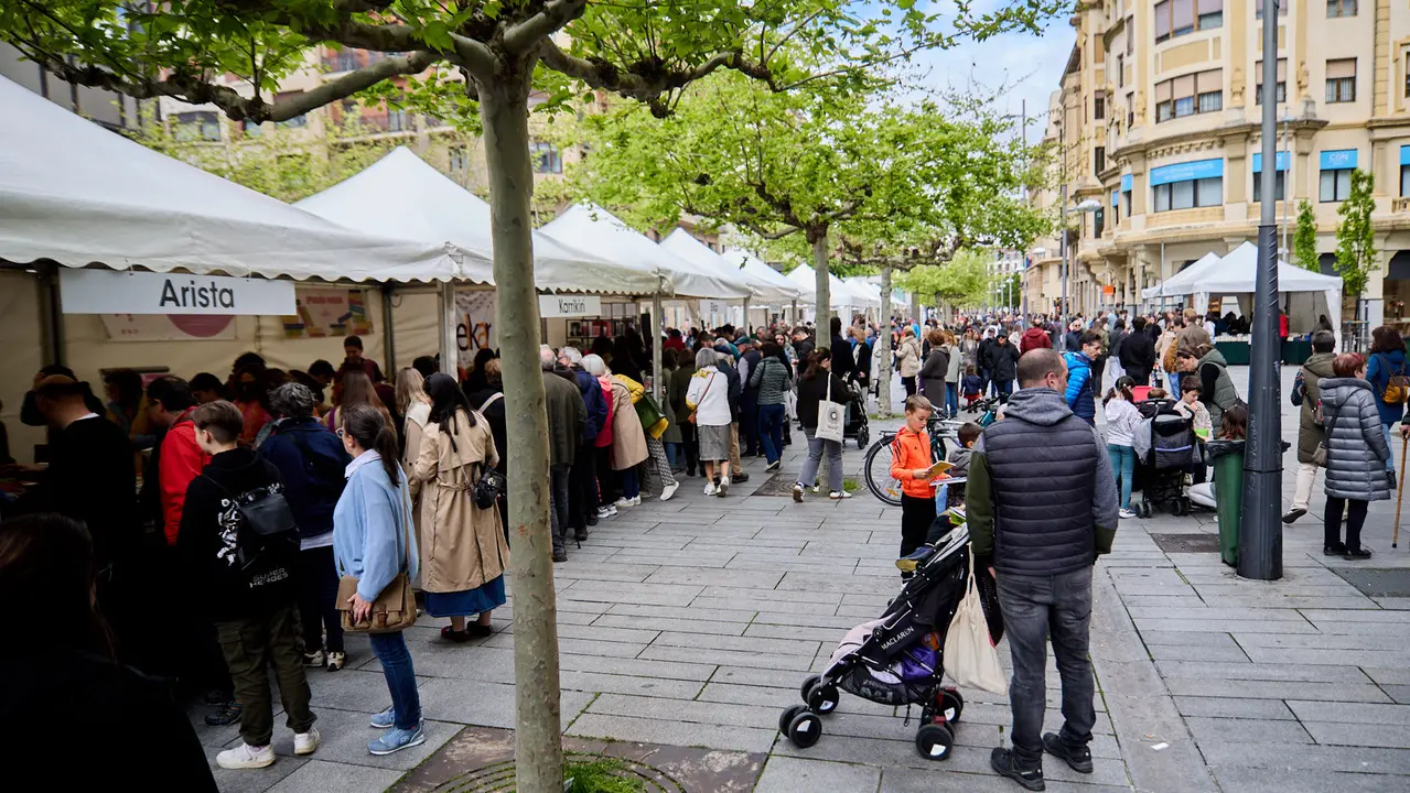 Feria del libro en la avenida Carlos III de Pamplona organizada con motivo del Día Internacional del Libro. IÑIGO ALZUGARAY