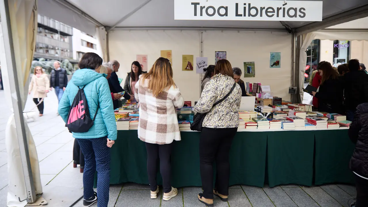 Feria del libro en la avenida Carlos III de Pamplona organizada con motivo del Día Internacional del Libro. IÑIGO ALZUGARAY