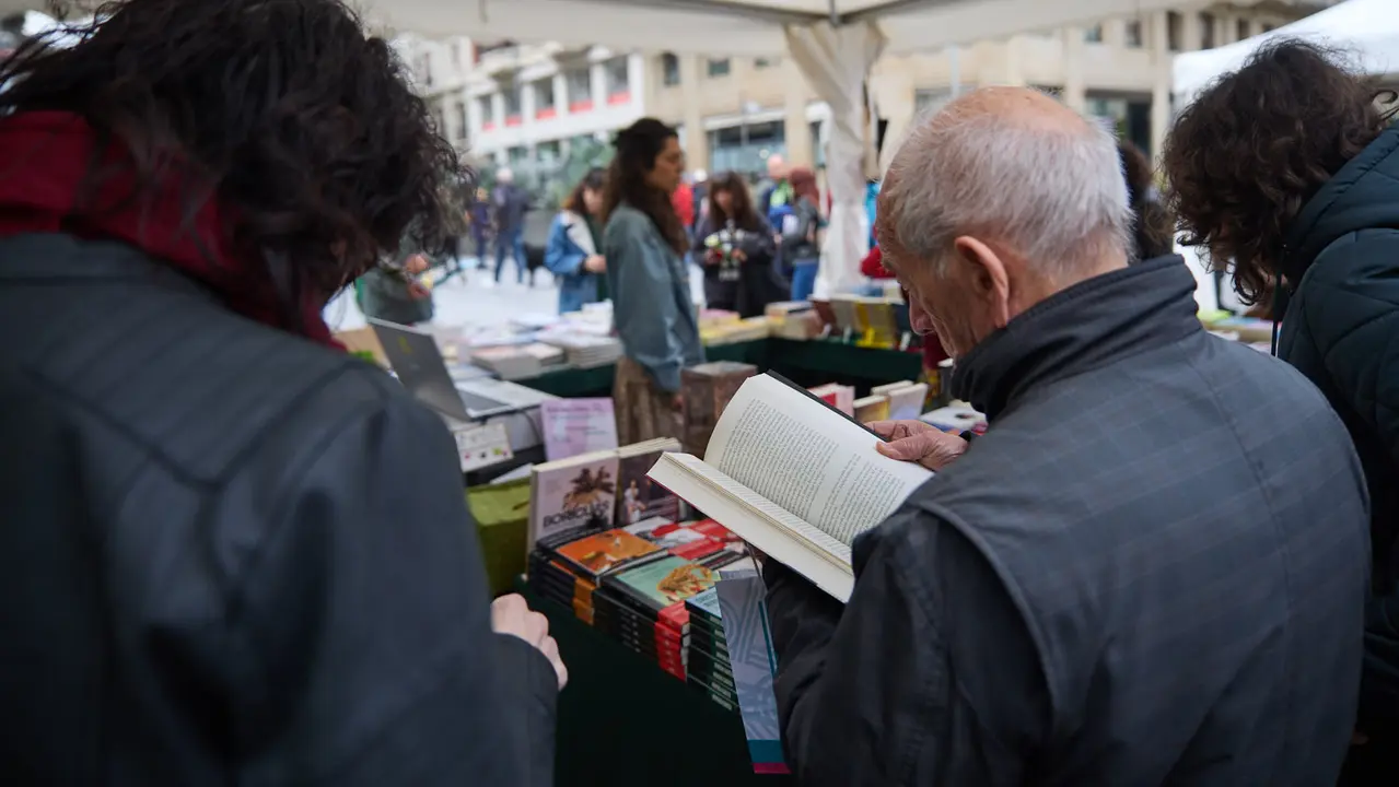 Feria del libro en la avenida Carlos III de Pamplona organizada con motivo del Día Internacional del Libro. IÑIGO ALZUGARAY