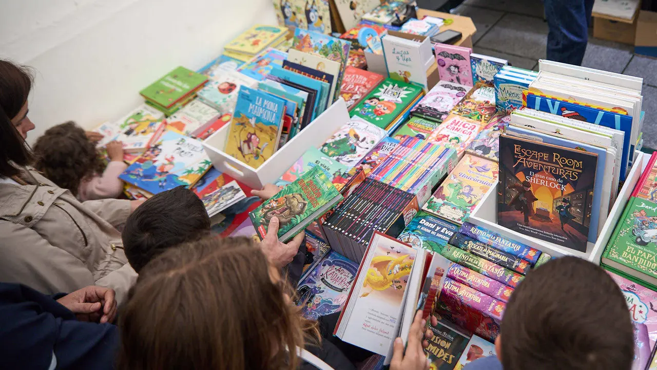 Feria del libro en la avenida Carlos III de Pamplona organizada con motivo del Día Internacional del Libro. IÑIGO ALZUGARAY