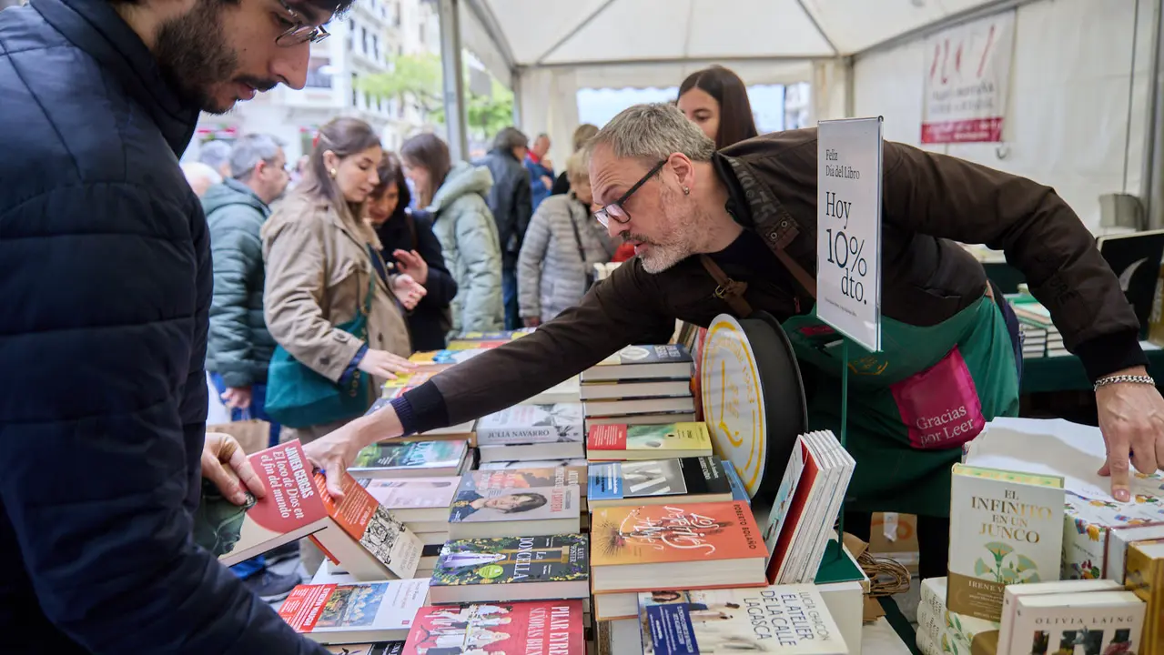 Feria del libro en la avenida Carlos III de Pamplona organizada con motivo del Día Internacional del Libro. IÑIGO ALZUGARAY