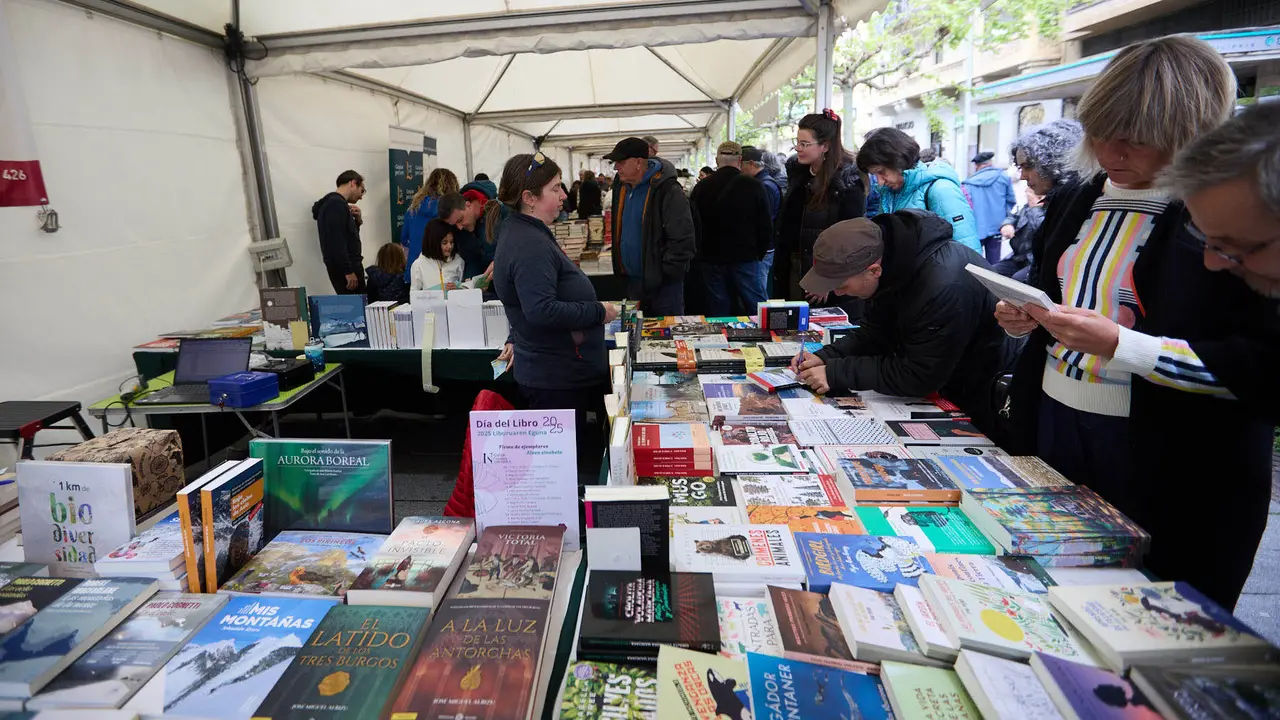 Feria del libro en la avenida Carlos III de Pamplona organizada con motivo del Día Internacional del Libro. IÑIGO ALZUGARAY