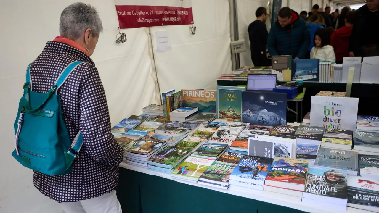 Feria del libro en la avenida Carlos III de Pamplona organizada con motivo del Día Internacional del Libro. IÑIGO ALZUGARAY