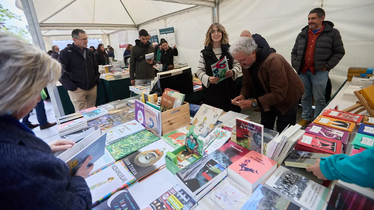 Feria del libro en la avenida Carlos III de Pamplona organizada con motivo del Día Internacional del Libro. IÑIGO ALZUGARAY
