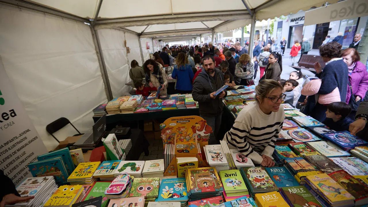 Feria del libro en la avenida Carlos III de Pamplona organizada con motivo del Día Internacional del Libro. IÑIGO ALZUGARAY