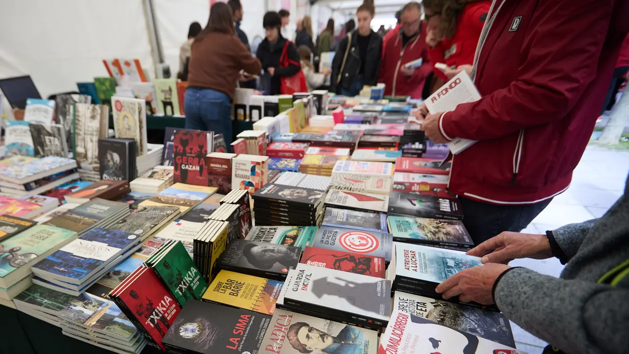 Feria del libro en la avenida Carlos III de Pamplona organizada con motivo del Día Internacional del Libro. IÑIGO ALZUGARAY
