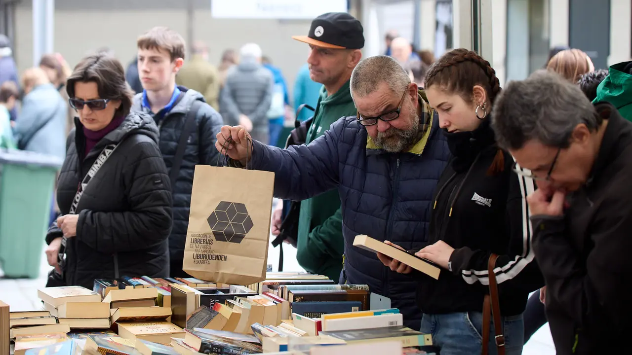 Feria del libro en la avenida Carlos III de Pamplona organizada con motivo del Día Internacional del Libro. IÑIGO ALZUGARAY