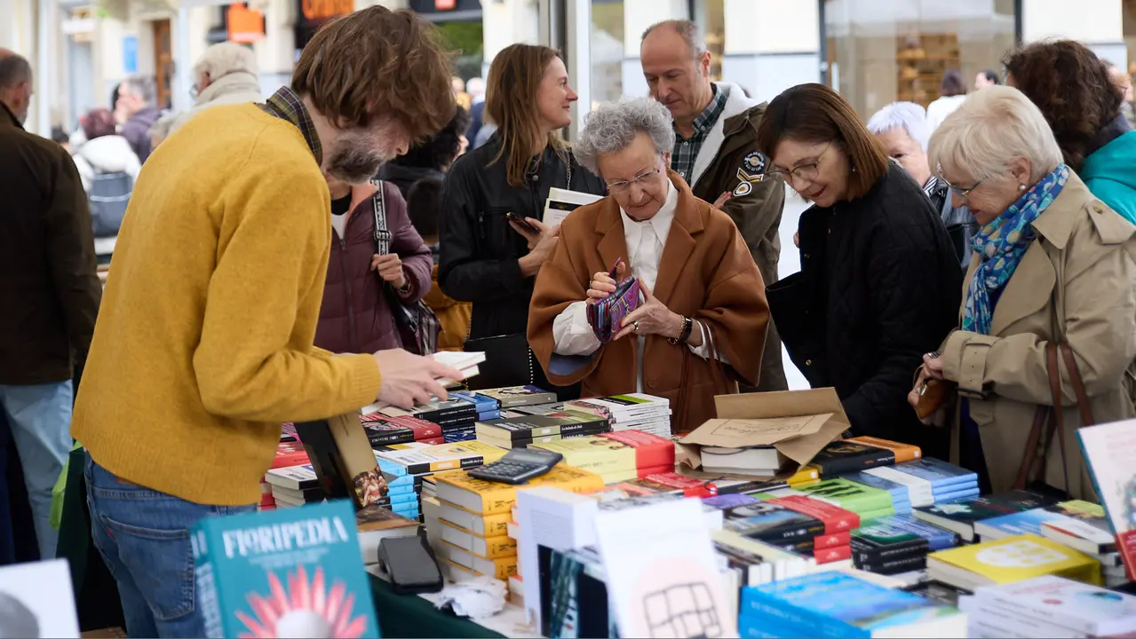 Feria del libro en la avenida Carlos III de Pamplona organizada con motivo del Día Internacional del Libro. IÑIGO ALZUGARAY