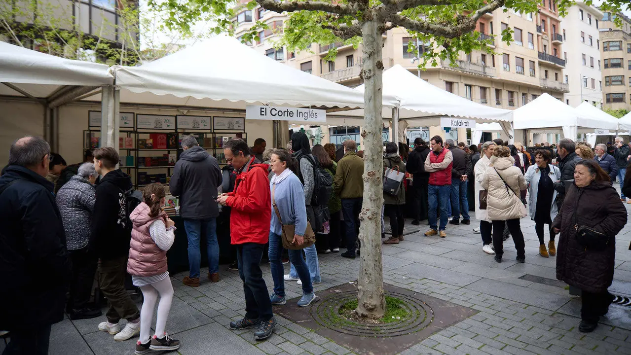 Feria del libro en la avenida Carlos III de Pamplona organizada con motivo del Día Internacional del Libro. IÑIGO ALZUGARAY