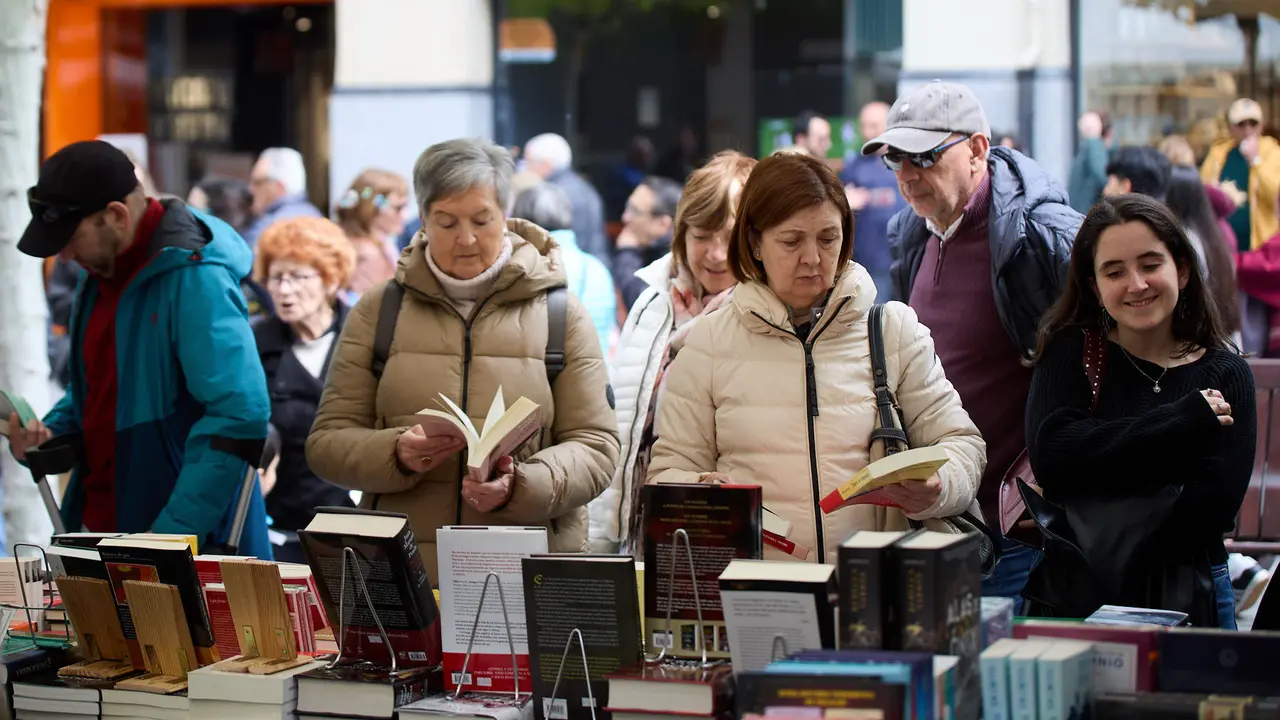 Feria del libro en la avenida Carlos III de Pamplona organizada con motivo del Día Internacional del Libro. IÑIGO ALZUGARAY