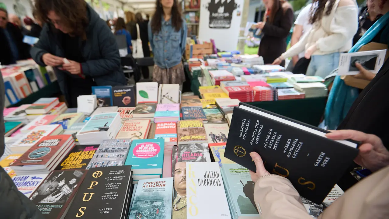 Feria del libro en la avenida Carlos III de Pamplona organizada con motivo del Día Internacional del Libro. IÑIGO ALZUGARAY
