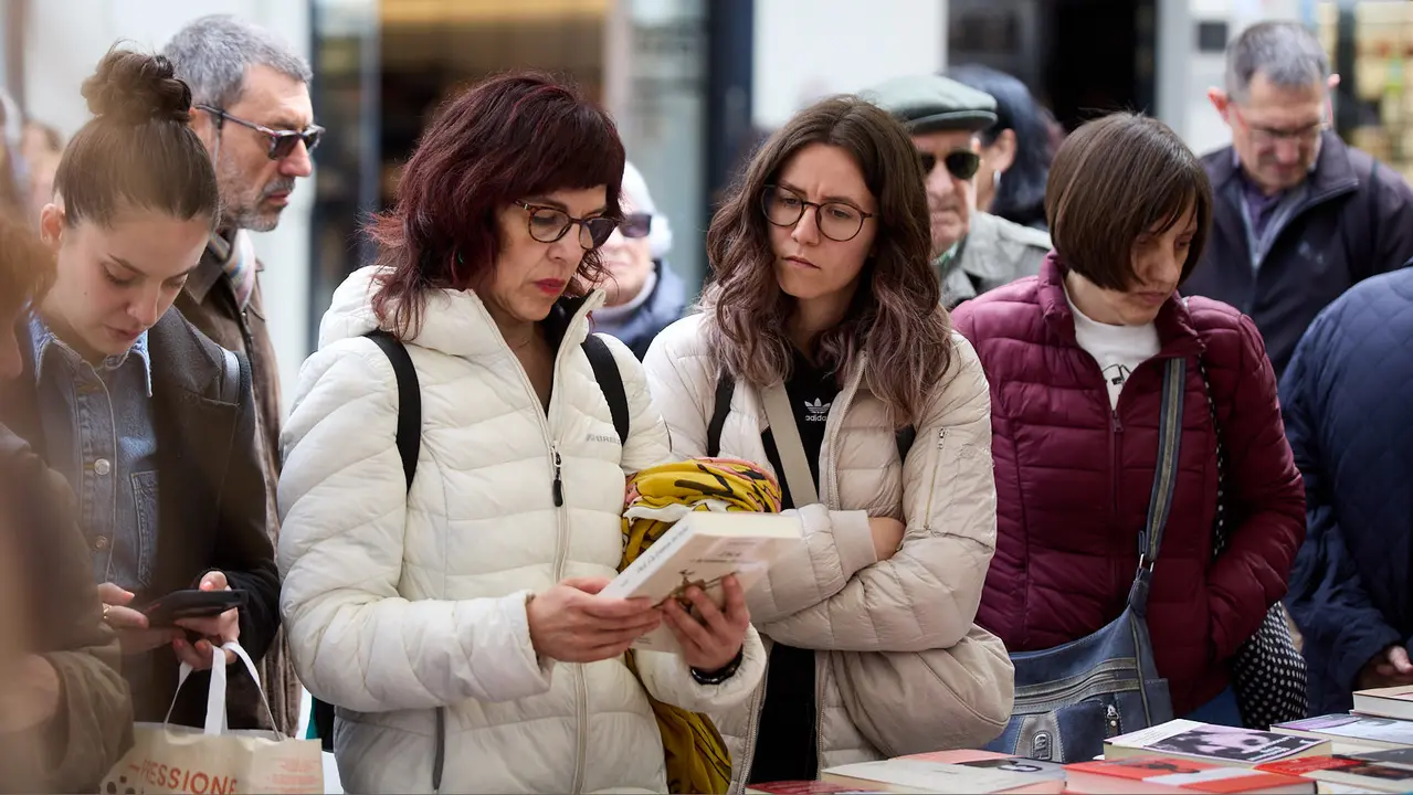 Feria del libro en la avenida Carlos III de Pamplona organizada con motivo del Día Internacional del Libro. IÑIGO ALZUGARAY