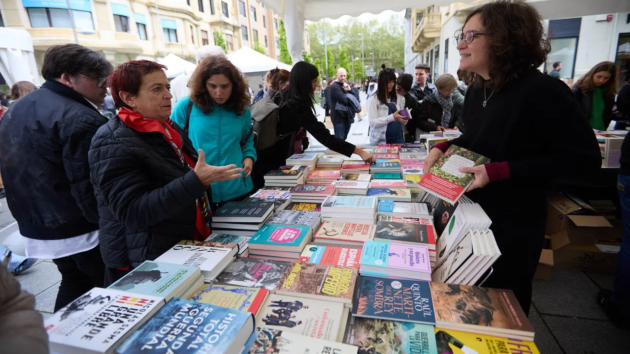 Feria del libro en la avenida Carlos III de Pamplona organizada con motivo del Día Internacional del Libro. IÑIGO ALZUGARAY