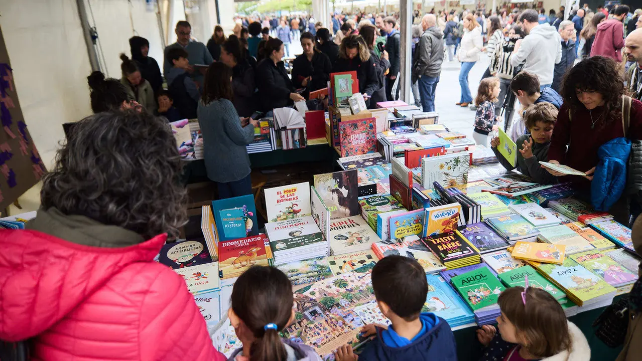 Feria del libro en la avenida Carlos III de Pamplona organizada con motivo del Día Internacional del Libro. IÑIGO ALZUGARAY