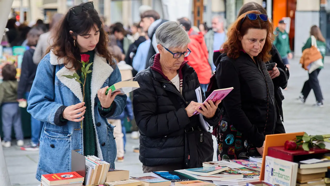 Feria del libro en la avenida Carlos III de Pamplona organizada con motivo del Día Internacional del Libro. IÑIGO ALZUGARAY