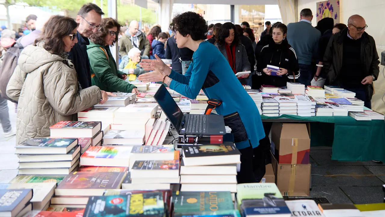 Feria del libro en la avenida Carlos III de Pamplona organizada con motivo del Día Internacional del Libro. IÑIGO ALZUGARAY