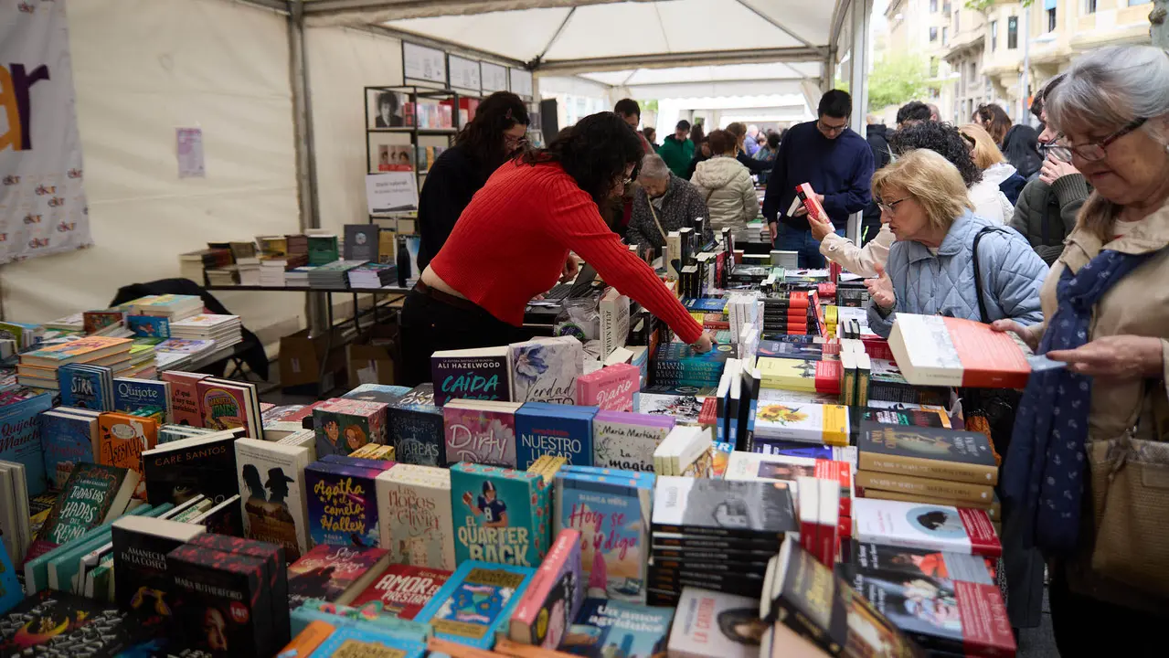 Feria del libro en la avenida Carlos III de Pamplona organizada con motivo del Día Internacional del Libro. IÑIGO ALZUGARAY