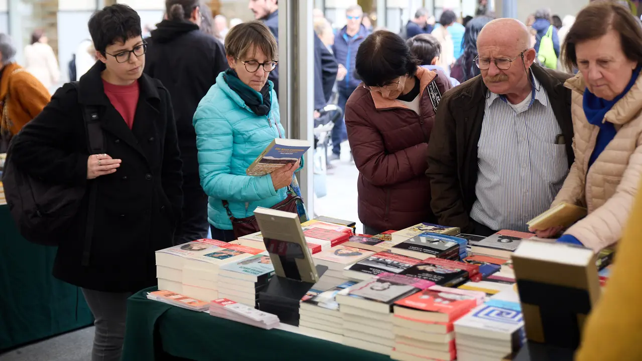 Feria del libro en la avenida Carlos III de Pamplona organizada con motivo del Día Internacional del Libro. IÑIGO ALZUGARAY