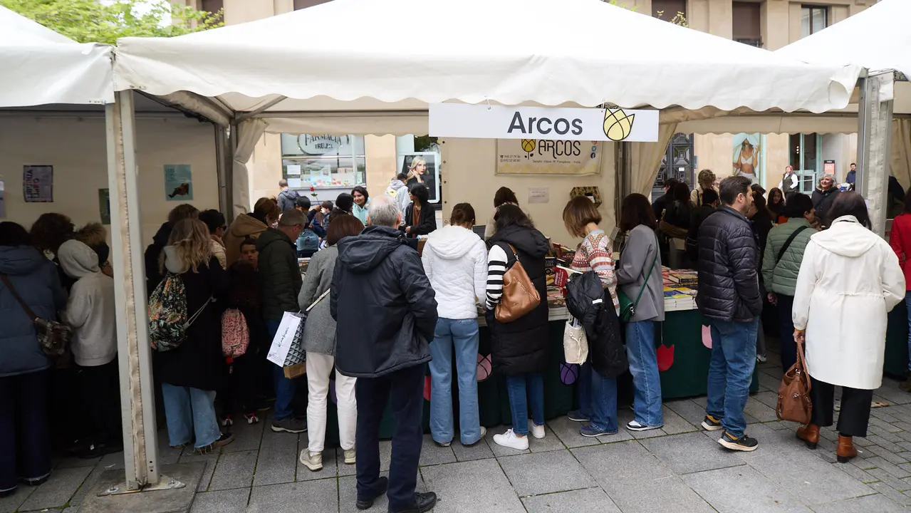 Feria del libro en la avenida Carlos III de Pamplona organizada con motivo del Día Internacional del Libro. IÑIGO ALZUGARAY