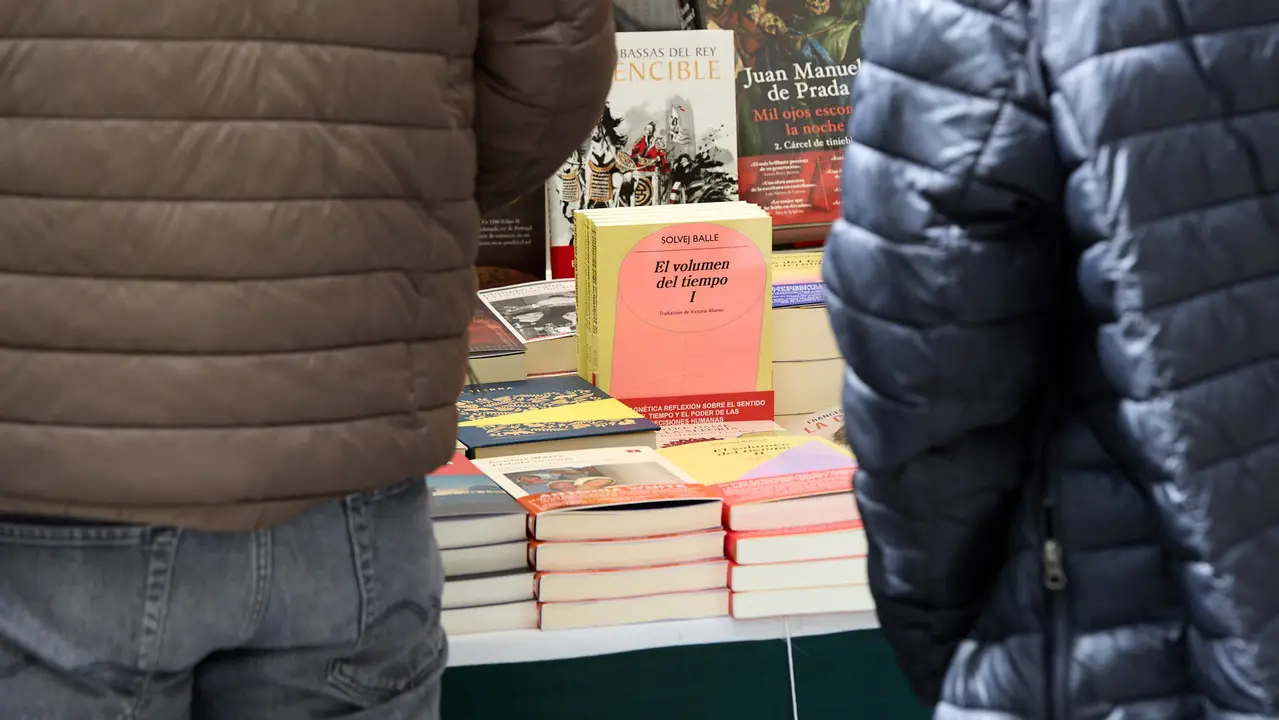 Feria del libro en la avenida Carlos III de Pamplona organizada con motivo del Día Internacional del Libro. IÑIGO ALZUGARAY