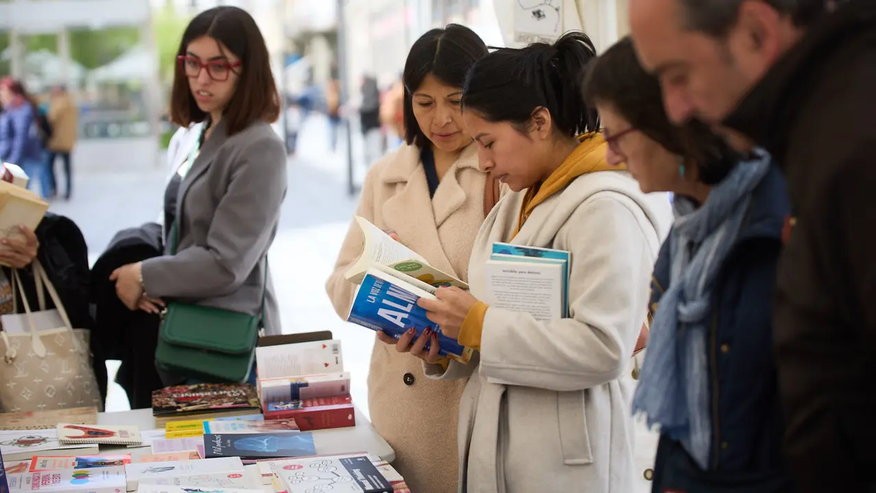 Feria del libro en la avenida Carlos III de Pamplona organizada con motivo del Día Internacional del Libro. IÑIGO ALZUGARAY