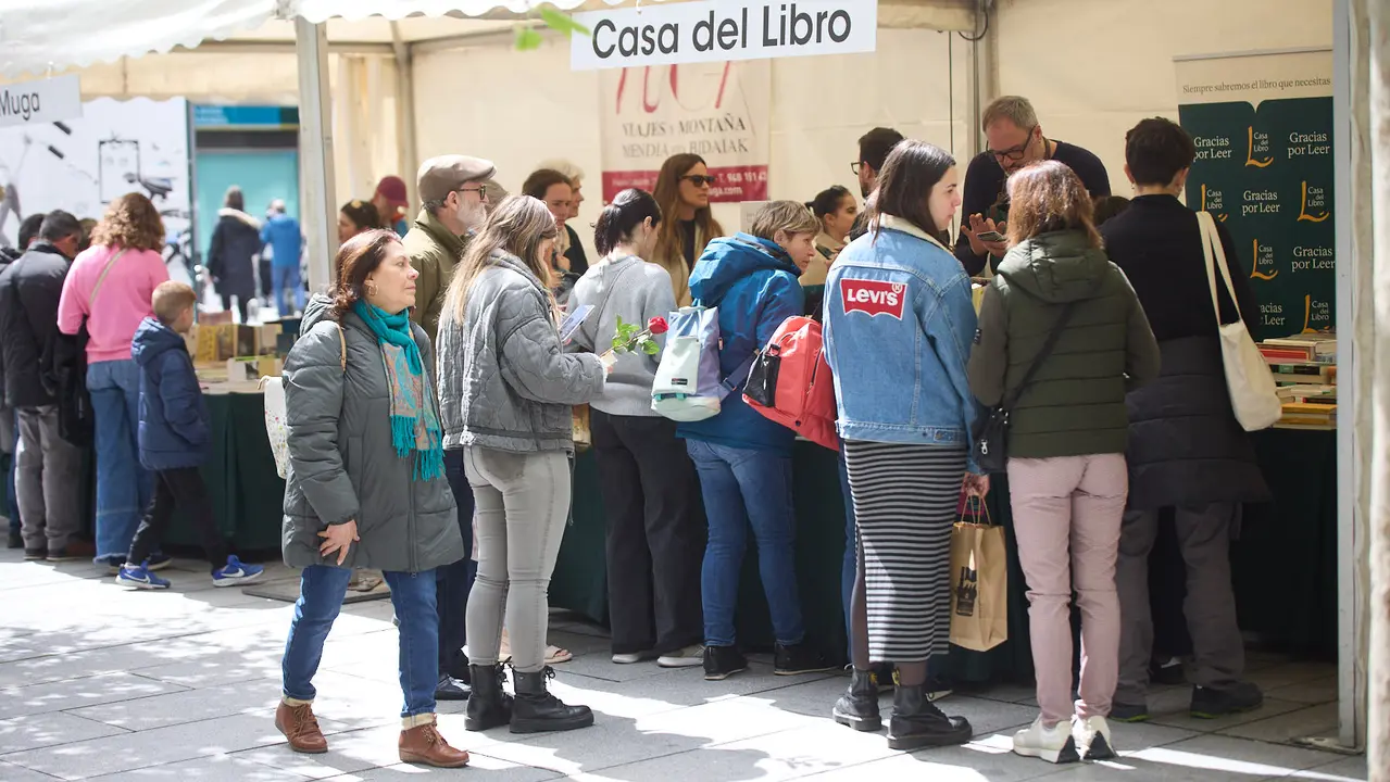 Feria del libro en la avenida Carlos III de Pamplona organizada con motivo del Día Internacional del Libro. IÑIGO ALZUGARAY