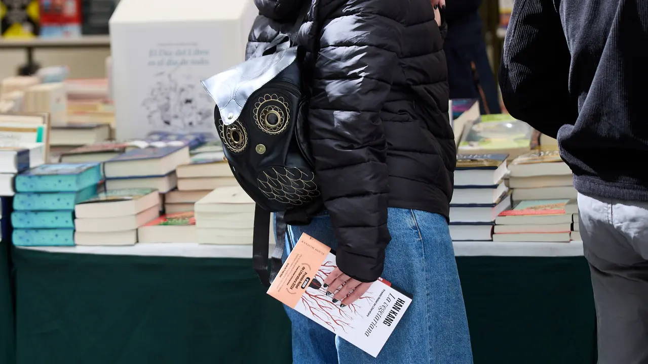 Feria del libro en la avenida Carlos III de Pamplona organizada con motivo del Día Internacional del Libro. IÑIGO ALZUGARAY