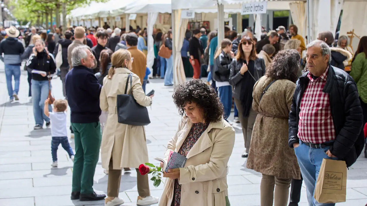 Feria del libro en la avenida Carlos III de Pamplona organizada con motivo del Día Internacional del Libro. IÑIGO ALZUGARAY