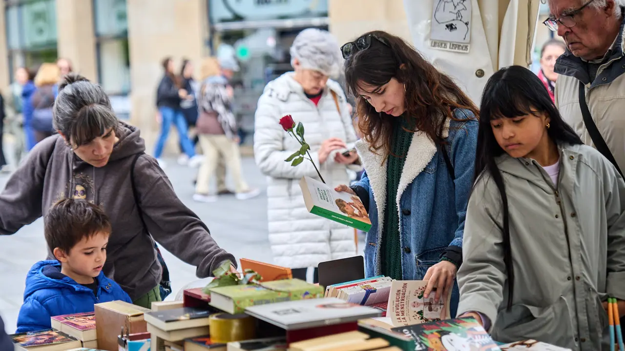 Feria del libro en la avenida Carlos III de Pamplona organizada con motivo del Día Internacional del Libro. IÑIGO ALZUGARAY