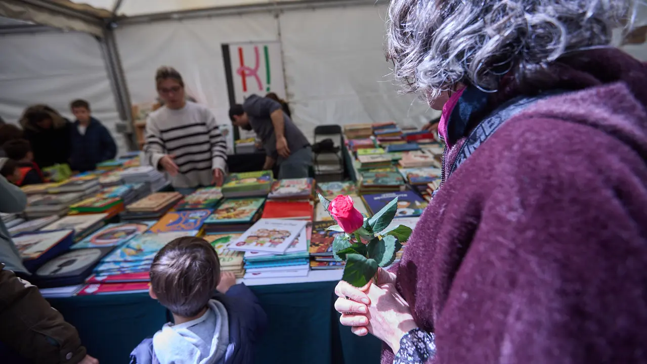 Feria del libro en la avenida Carlos III de Pamplona organizada con motivo del Día Internacional del Libro. IÑIGO ALZUGARAY
