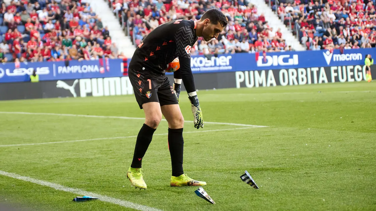 Sergio Herrera (1. CA Osasuna) durante el partido de La Liga EA Sports entre CA Osasuna y Sevilla FC disputado en el estadio de El Sadar en Pamplona. IÑIGO ALZUGARAY