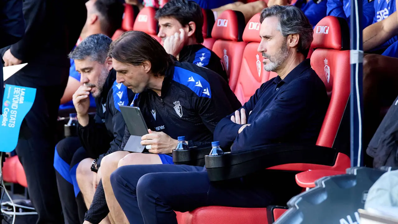 Vicente Moreno (entrenador CA Osasuna) durante el partido de La Liga EA Sports entre CA Osasuna y Sevilla FC disputado en el estadio de El Sadar en Pamplona. IÑIGO ALZUGARAY
