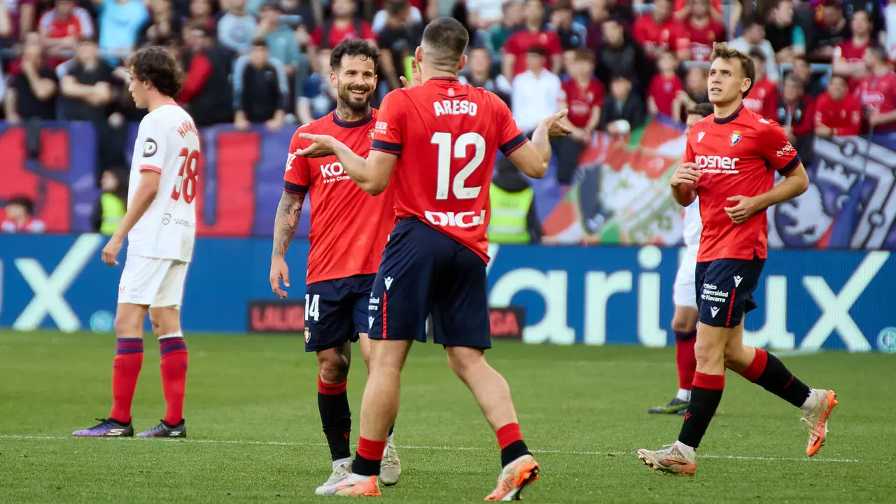 Los jugadores de Osasuna celebran el gol de Rubén García (1-0) durante el partido de La Liga EA Sports entre CA Osasuna y Sevilla FC disputado en el estadio de El Sadar en Pamplona. IÑIGO ALZUGARAY